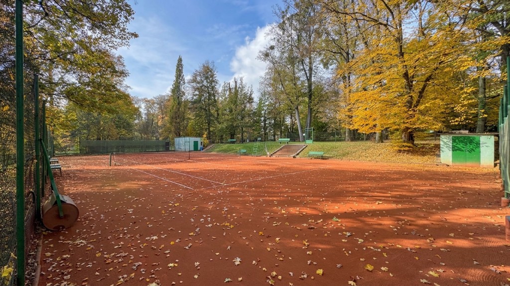 Tenisový kurt v Dobroslavicích — sport a relaxace v přírodě